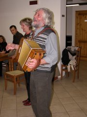 Sandro Boniface suona e canta insieme con la moglie Liliana Bertolo (6823 bytes)